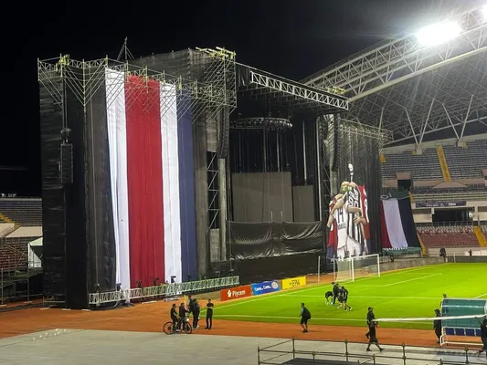 La improvisada solución para disimular la tarima en el Estadio Nacional (Kevin Jiménez).