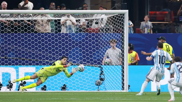 Shobeir le tapa el penal a Messi.