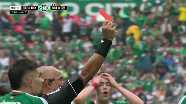 Sampaio le mostró la roja a Montes y todo México se lamentó.