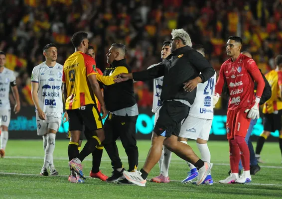El 0-0 entre Herediano y Cartaginés tuvo un final caliente (La Nación).