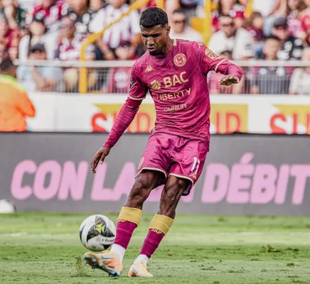 Gerald Taylor es mirado de reojo por el saprissismo por su expulsión ante Herediano en la final de ida. Tiene chances de sumar su segunda experiencia fuera de Costa Rica tras jugar en Hearts de Escocia. (