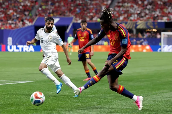 Nico Williams aporta velocidad y desequilibrio por la banda izquierda al ataque de España (Getty Images).