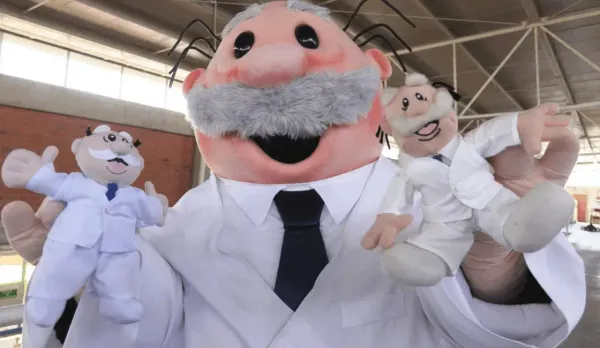 El peluche que recibió el Piojo Herrera.
