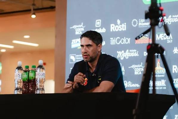 Pablo Salazar en conferencia de prensa