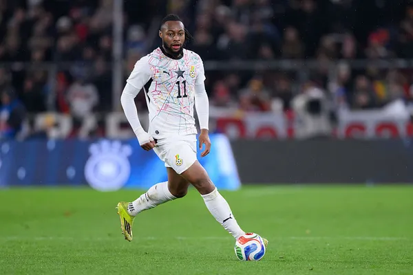Antoine Semenyo salta al campo dl BM Stadium como titular ante Ghana (Getty Images).