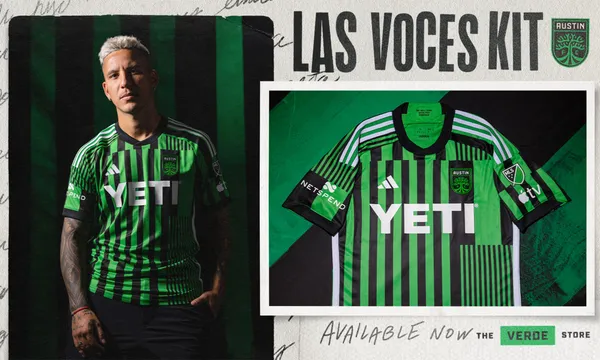 Una camiseta con rayas de distintos tamaños.