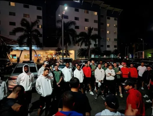 Los jugadores de Alajuelense de un lado y la Barra del otro.