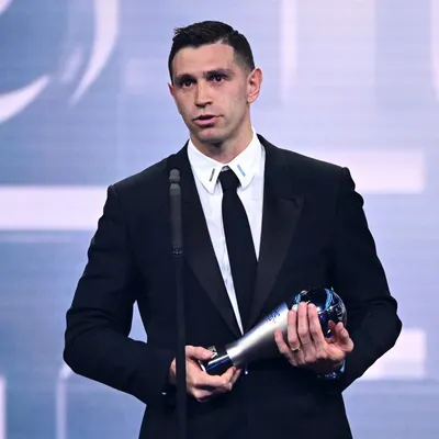 Emiliano Martínez con el premio The Best a Mejor Arquero del 2022 (