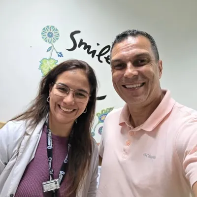 Mesén junto a la persona que salvó su vida (Facebook).