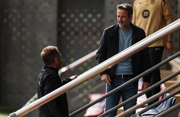 Hansi Flick, técnico de Barcelona, se acercó a saludar a Thomas Christiansen. (