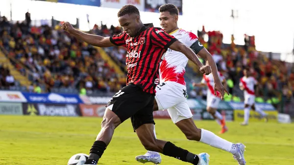 Kenyel Michel traslada la bola ante la pegajosa marca de Haxzel Quirós. (
