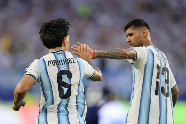 Lisandro Martinez juega en Manchester United y Cuti Romero en Tottenham. (Getty Images)