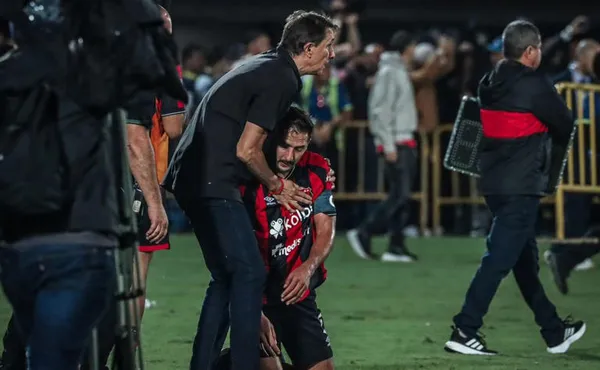 Guimaraes consuela a Celso tras perder la Gran Final. (