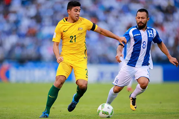 Noviembre 10, 2017: Massimo Luongo de Australia siendo marcado por Alfredo Mejia de Honduras durante el repechaje intercontinental rumbo a Rusia 2018. (