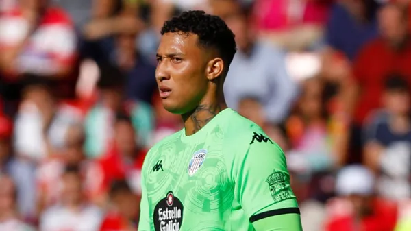 Patrick Sequeira le gana la pulseada a Kevin Chamorro. (