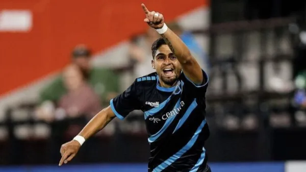 Jairo Henríquez debe terminar con los trámites de su green card. (