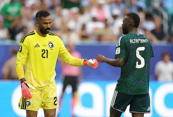 Mohammed Al-Owais choca puños con su compañero Hassan Al-Tambakti (Getty Images).