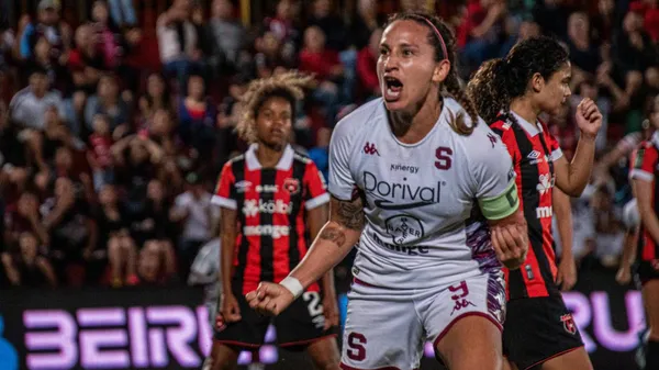 Carolina Venegas celebra el golazo de cabeza que convirtió en la "Catedral". (