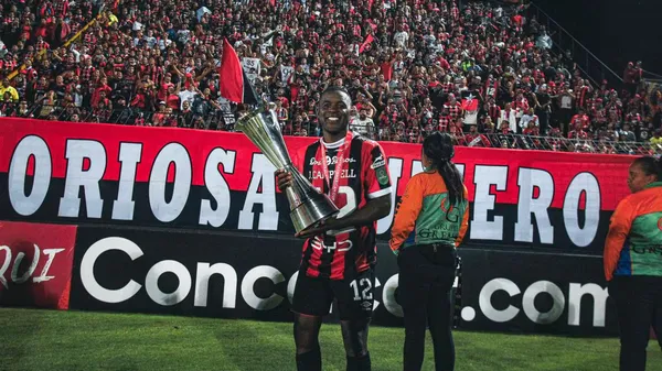 Joel Campbell celebra, con trofeo en mano, la consecución de la Copa Centroamericana. (