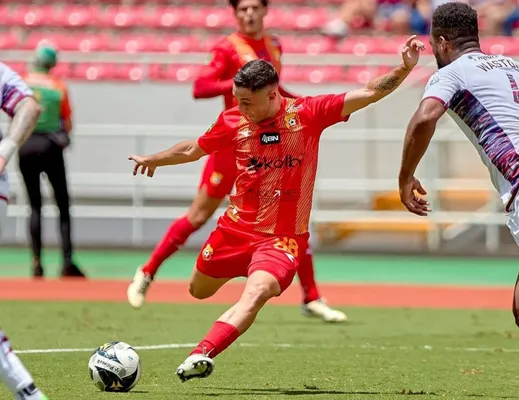 Aráuz en acción durante la Supercopa contra Saprissa. (