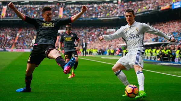 Oscar Duarte en uno de sus duelos contra Cristiano Ronaldo (