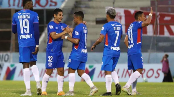 Pineda celebrando junto a sus compañeros el golazo con el que abrió el marcador. (