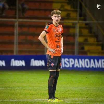 Lucca Unmuth debutó en primera división con 17 años (Puntarenas FC).