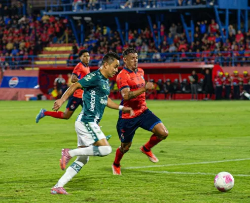 Darwin Torres, quien se perdería la vuelta, marca a un desequilibrante Óscar Santis. (