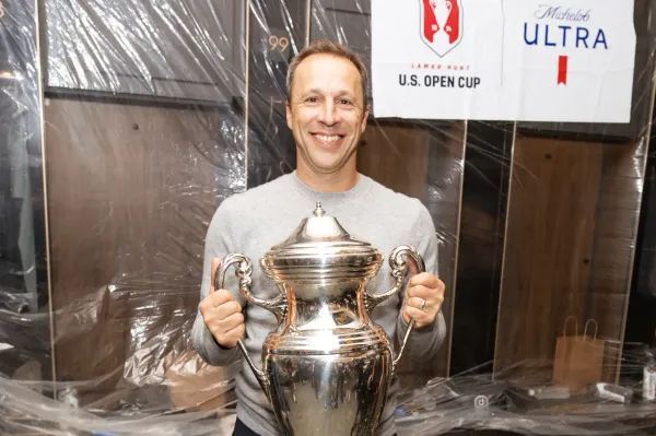 Steve Cherundolo, con el título de la U.S. Open Cup en sus manos. (