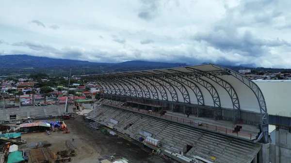 Hace unas semanas, se completó el techado del sector este.