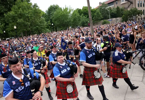 Los fanáticos escoceses coparon las calles de Boston para alentar a su selección (The Washington Post).