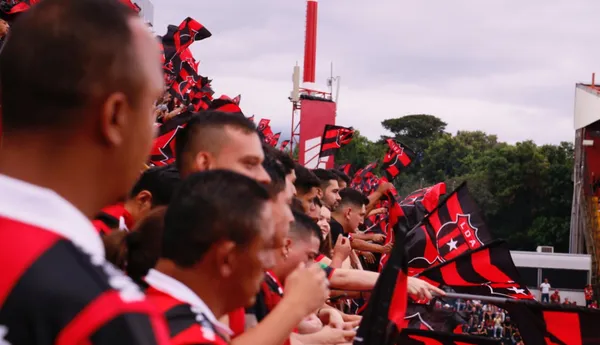 Alajuelense podría ser castigado por lanzar objetos al terreno de juego (LDA).