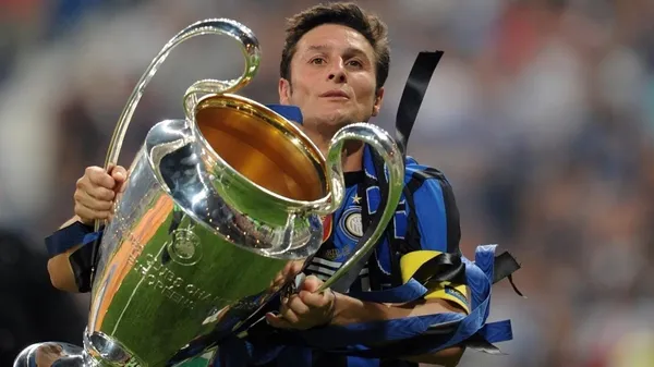 Javier Zanetti, en 2010, celebrando pleno de felicidad con la "Orejona" en sus manos. (