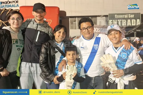 Andrés Gómez posa junto a su familia con el regalo de Hagen. (