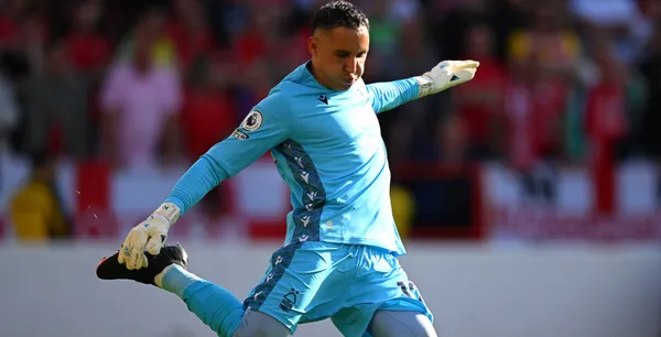 Keylor Navas realiza un saque de portería - Clive Mason/Getty Images