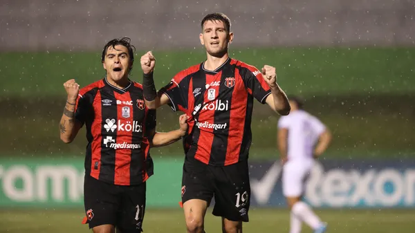 Diego Campos y Alberto Toril, celebrando un gol con Alajuelense. (