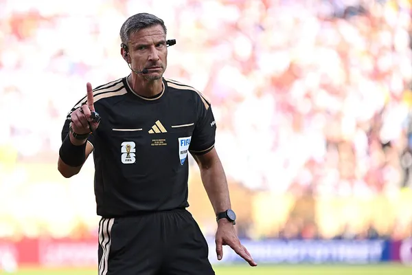 El árbitro esloveno se retira a los 46 años y luego de 16 temporadas en la élite (Getty Images).
