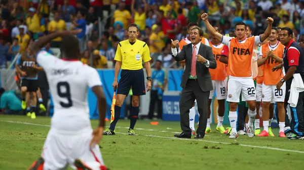 Mientras Joel Campbell festeja su gol, Pinto da indicaciones en el juego contra Uruguay. (