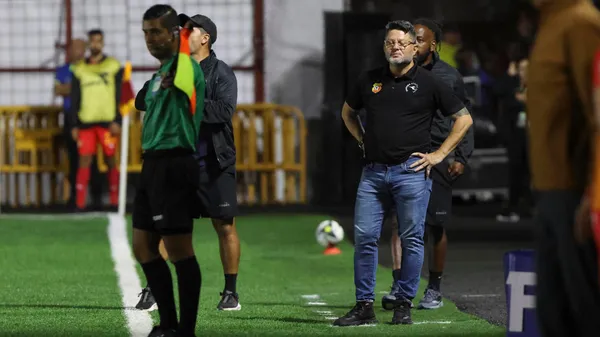 Jafet Soto pagó caro sus quejas al arbitraje tras el clásico con Alajuelense. (