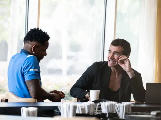 Romell Quioto y Paulo Hernández durante la Copa Oro discutiendo el futuro del goleador. (