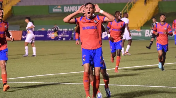 José Martínez celebra el gol de Municipal, que le ganó 2-1 a Comunicaciones el pasado 29 de septiembre. Este fue el último Clásico que disputaron.