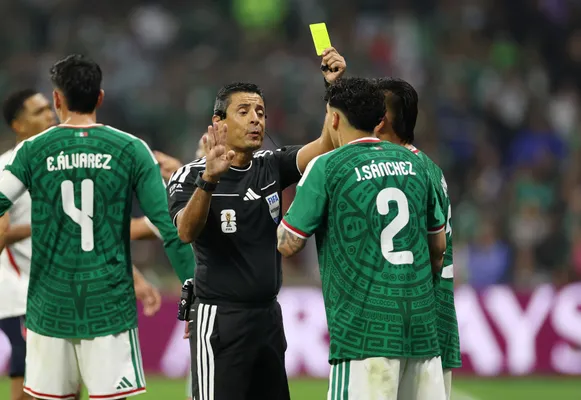 El árbitro Alireza Faghani sacó trjetas para los dos lados. (Getty Images)