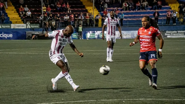 Jonathan McDonald, el tercer máximo artillero de la Primera División, intenta perseguir a un siempre escurridizo Javon East. (