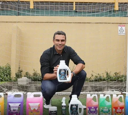 Álvaro Mesén con los productos de su empresa.