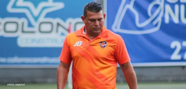 Geiner Segura fue destituido de Puntarenas FC.