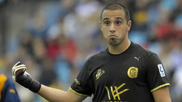 Galíndez debutó como profesional con Rosario Central, con 22 años y bajo la dirección técnica de Miguel Ángel Russo (X).