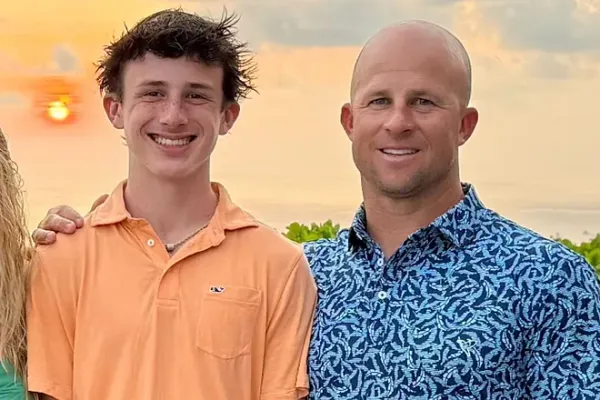 Brett Gardner junto a su hijo Miller