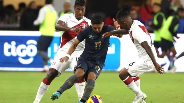 Jairo Henríquez en acción durante la caída 4-1 de El Salvador frente a Perú. (