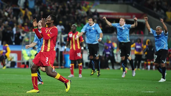 El otro momento clave de aquel partido: Gyan Asamoha falló su penal en el último minuto del alargue, sancionado por una mano de Luis Suárez que le costó la expulsión. (