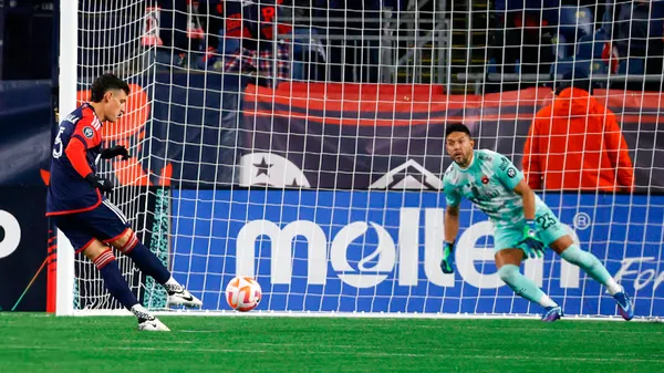 Leonel Moreira no pudo evitar la goleada del New England Revolution. (